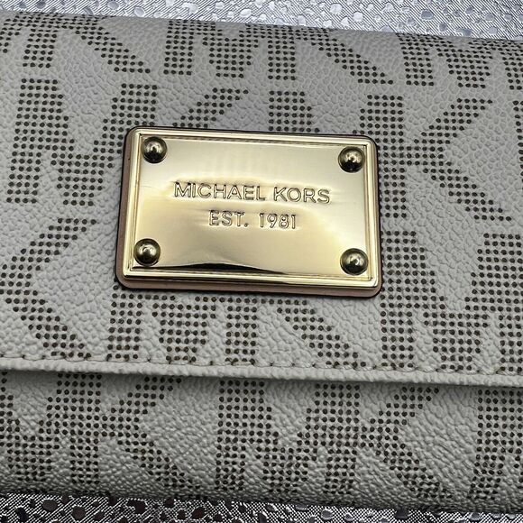 Michael Kors Vanilla Signature Jet Set Leather Wallet Checkbook - Gently Used - Picture 11 of 16